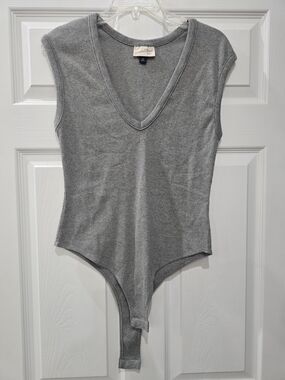 Universal Thread Casual Grey V-Neck Bodysuit Size M